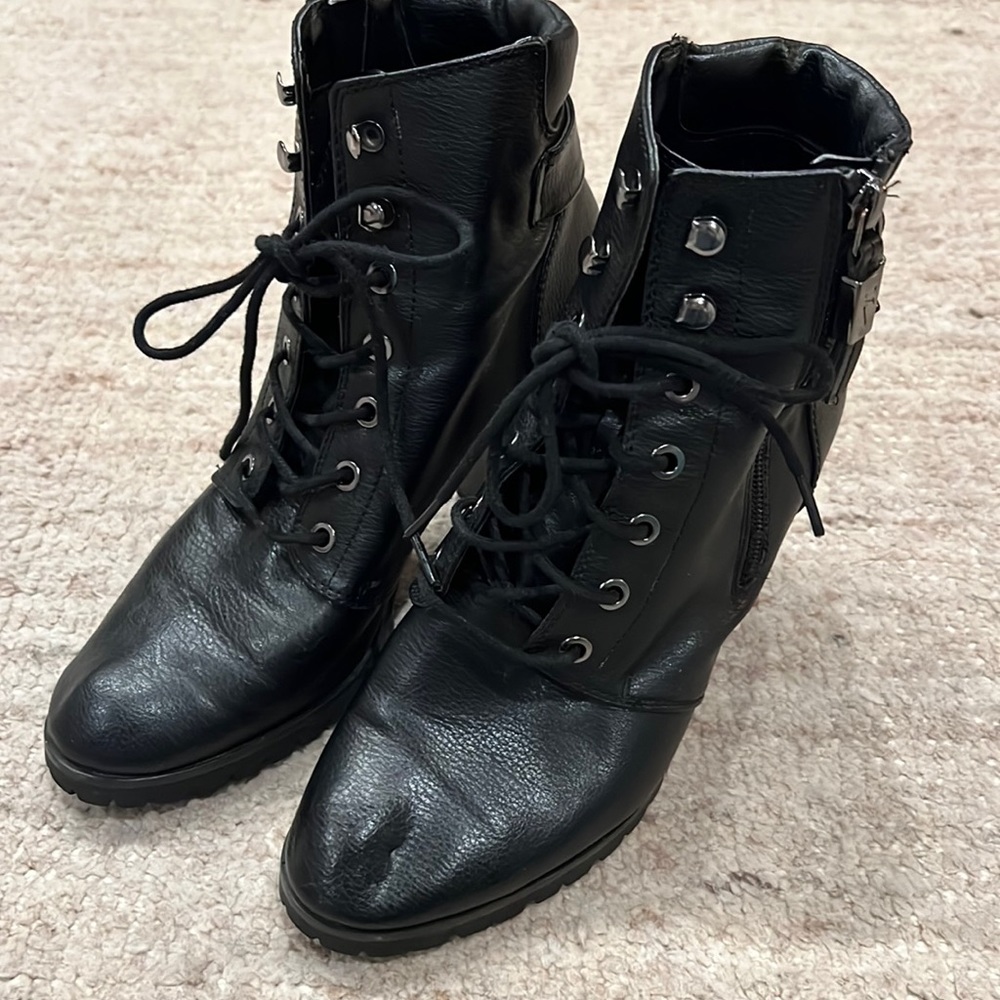 Used Simply Vera wang booties! Super cute and comfy!